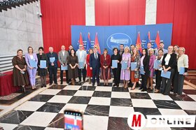 Iskolafelújításra vonatkozó támogatási szerződések átadása a tartományi kormányban