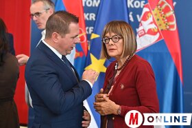 Iskolafelújításra vonatkozó támogatási szerződések átadása a tartományi kormányban