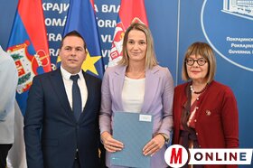 Iskolafelújításra vonatkozó támogatási szerződések átadása a tartományi kormányban