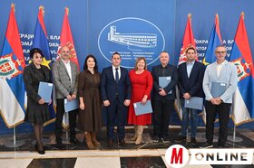 Iskolafelújításra vonatkozó támogatási szerződések átadása a tartományi kormányban