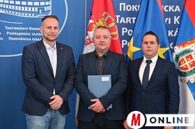 Iskolafelújításra vonatkozó támogatási szerződések átadása a tartományi kormányban