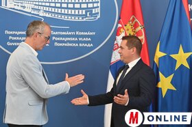 Iskolafelújításra vonatkozó támogatási szerződések átadása a tartományi kormányban