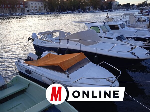 Nem is olyan régen, alig három évtizeddel ezelőtt még a 18 lóerős Tomos volt a kikötők királya. Akinek ilyen gép repítette a csónakját, nagy vagánynak számított. Tomos 18-asból csak ezt az egyet láttuk a zárai kikötőben, szerényen megbújtatva egy középszerű csónak farán (Fotó: Szeli Balázs)