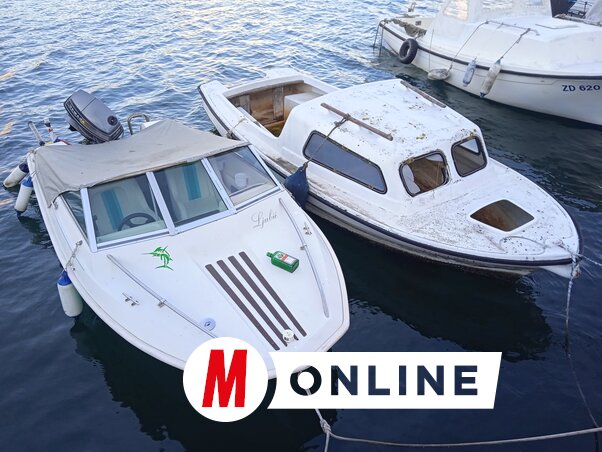 Akárcsak a városi parkolótelkeken sorsukra hagyott autók, a tengeri kikötőkben is gyakran ráfutunk ilyen csónakokra. Gazdátlanul, hánykolódva várják, hogy a hatóság partra emelje, és a jobbik esetben elárverezze, a rosszabbikban pedig az újrahasznosító üzembe vitesse őket. A jobb oldali szomszéd bizony még élvezi a tulajdonos törődését, az előző esti buli nyomait még nem tüntették el (Fotó: Szeli Balázs)