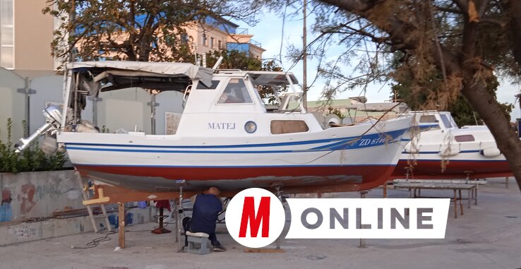 Kórházban, azaz szárazdokkban. A partra emelt csónakokat megjavítják, foltozzák, sámlin ülve csak könnyebb, mintha búvárruhában kellene bravúrozni (Fotó: Szeli Balázs)