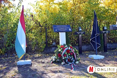 A jelenlévők megkoszorúzták az emlékhelyet (Fotó: Gergely Árpád) A jelenlévők megkoszorúzták az emlékhelyet (Fotó: Gergely Árpád)
