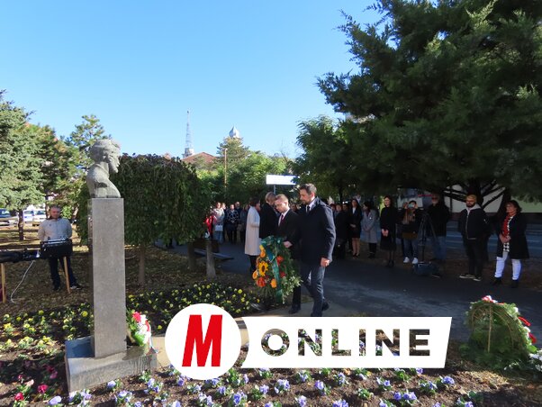Az adai önkormányzat vezetői megkoszorúzzák Szarvas Gábor mellszobrát