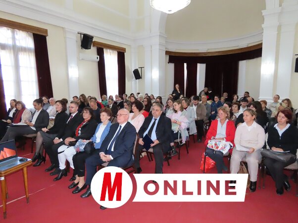 A tudományos tanácskozás résztvevői Adán, a községháza dísztermében