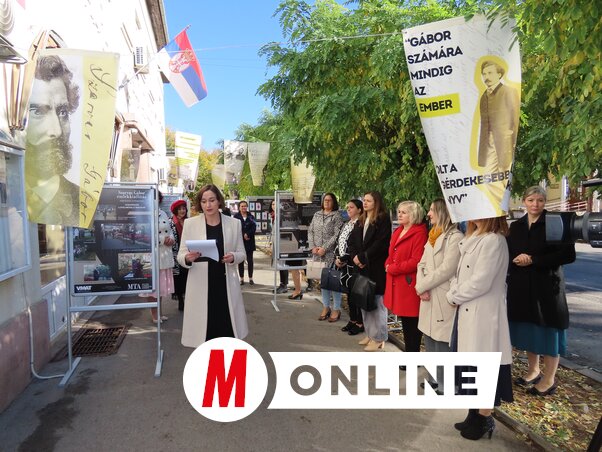 A Szarvas Gábor Emlékkiállítás a könyvtár előtt