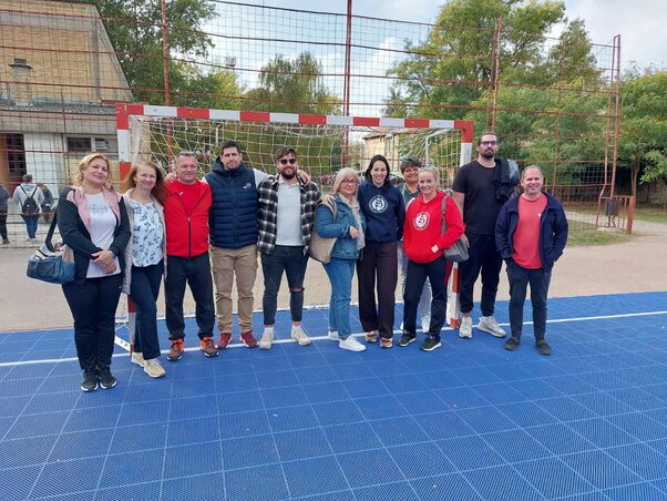 Csoportkép a veszprémi és a bezdáni pedagógusokról Bezdánban (Fotó: Testvériség–egység Általános Iskola)