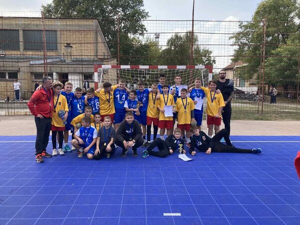 Csoportkép a bezdáni és a veszprémi csapatokról Bezdánban (Fotó: Testvériség–egység Általános Iskola)