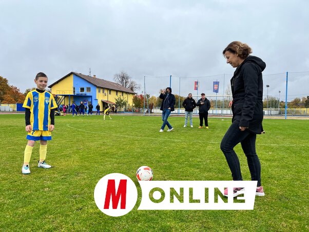 Burány Hajnalka és Fekete Martin a kezdőrúgásnál (Fotó: Erős Kincses Krisztina felvétele)