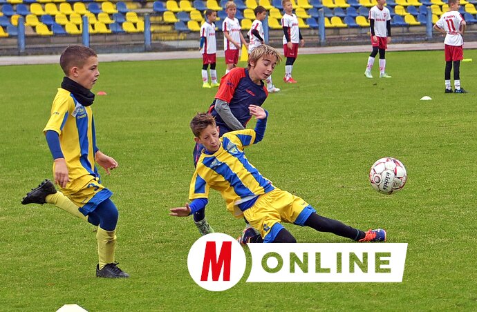 A fiatalokat a zord időjárás látszólag nem zavarta, vehemensen küzdöttek minden labdáért (Fotó: Gergely Árpád felvétele)