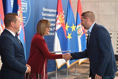 Szabó Gábor átveszi a 8 millió dináros tartományi támogatásról szóló szerződést/Fotó: Ótos András Szabó Gábor átveszi a 8 millió dináros tartományi támogatásról szóló szerződést/Fotó: Ótos András