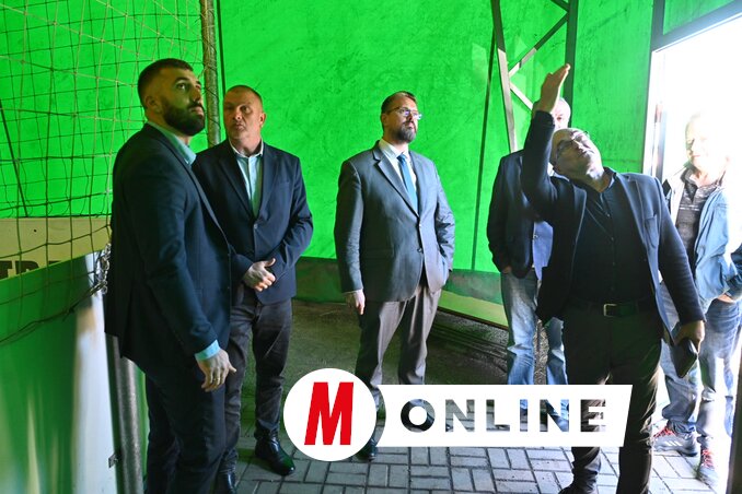 Juhász Bálint, a VMSZ Intéző Bizottságának elnöke Kerekes Józseffel, a pénzügyminisztérium álllamtitkárával, valamint Juhász Attilával, a mezőgazdasági minisztéruim államtitkárával megtekintette a fedett műfüves focipályát is (Fotó: Ótos András felvétele)