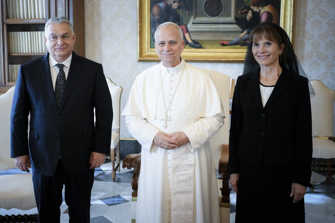 A kép a pápai audiencián készült, jobboldalt Lévai Anikó a hölgyek számára előírt öltözetben, fátyollal a fején (Fotó: MTI/Vatikán Média)