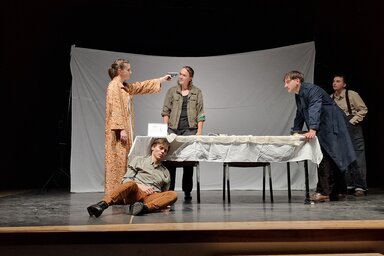 Az Európa Kollégium Színjátszó Szakköre október 22-ei fellépésének az 1956-os forradalom és szabadságharc adott tematikus keretet (Fotó: Európa Kollégium)