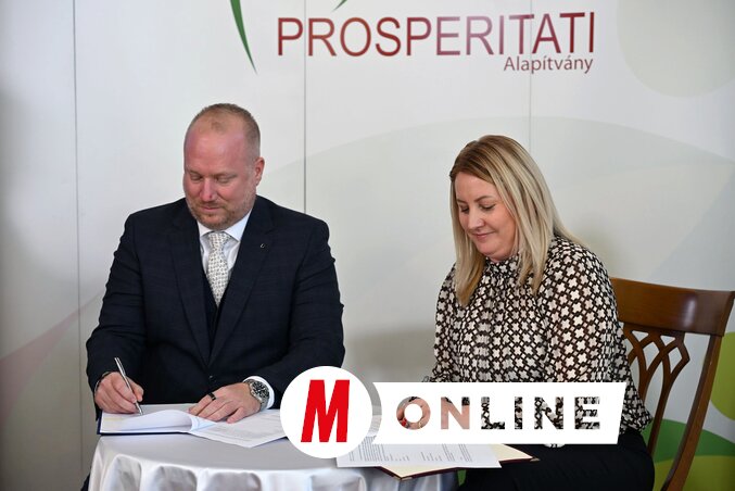 Nagy Zita, a Prosperitati Alapítvány igazgatója és Csík László, a CED Közép-európai Gazdaságfejlesztési Hálózat Nonprofit Kft. ügyvezetője írták alá az együttműködési szerződést (Fotó: Molnár Edvárd felvétele)