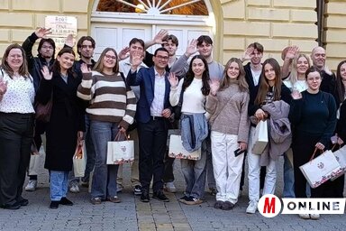 A vendégek vendéglátóikkal. (Fotó: Vidács Hajnalka)