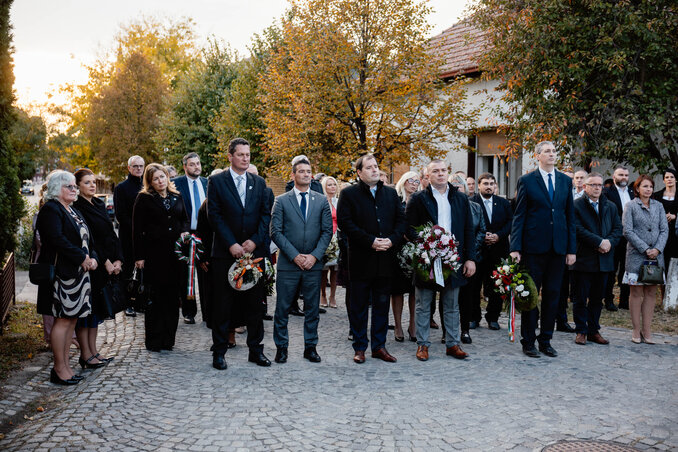 A Pro Urbe díjak átadását követően megkoszorúzták a Halász-téri emlékművet (Fotó: Dukai Photo)