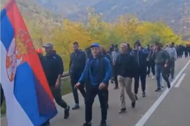 A menet résztvevői támogatni szeretnék Aleksandar Vučić államfőt, ugyanakkor ellenzik a blokádokat (Fotó: Printscreen/Video/Pink.rs)