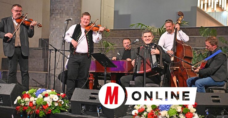 A szabadkai Juhász zenekar gondoskodott a késő esti hangulatról – a dallamok hazavezették a szíveket (Ótos András felvétele)