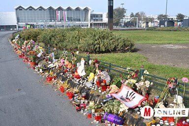 Utasszállítási csomópont helyett emlékhely – ez ma az újvidéki vasútállomás előtti tér (Fotó: Ótos András)