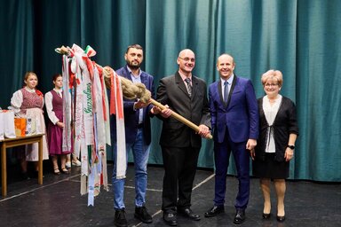 A guzsalyt, a találkozó vándorjelképét Dušan Marjanov, valamint Kabók Attila vette át az idei házigazdáktól (Fotó: Vári Dénes)