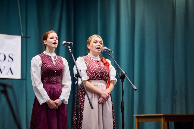 Népdalokat énekelt a nagykikindai Király Petra és Fazekas Vivien (Fotó: Vári Dénes)