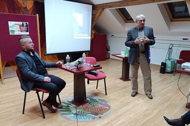 Nikowitz Oszkár nyugalmazott diplomatával Szerda Balázs történész beszélgetett (Fotó: Kancsár Izabella)