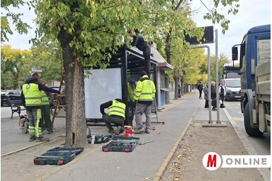 Több munkás dolgozott a Lifka mozinál lévő megállónál (Molnár Edvárd felvétele)