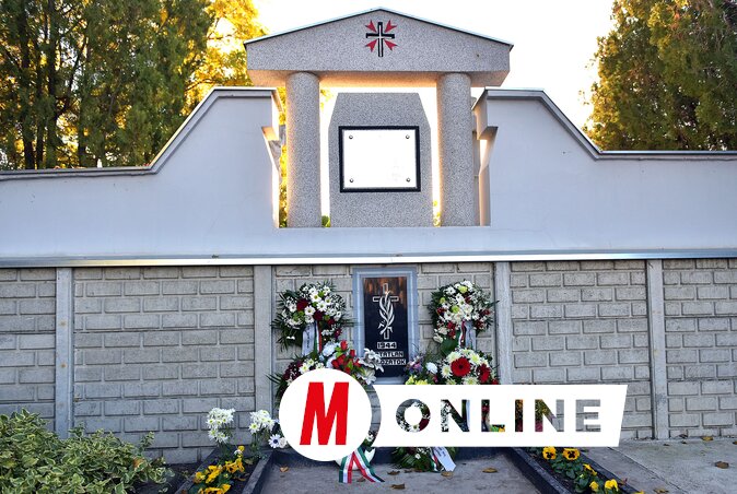 A martonosi temetőben egyelőre az emlékműnél róhatják le kegyeletüket (Gergely Árpád felvétele)