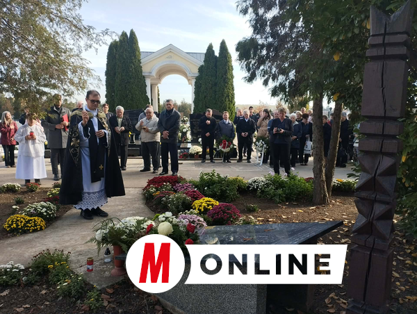 Baranyi László péterrévei plébános megszentelte az emlékhelyet (Kancsár Izabella felvétele)