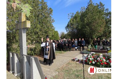 Ft. Világos Miklós plébános megszentelte a moholi emlékhelyet (Csincsik Zsolt felvétele)
