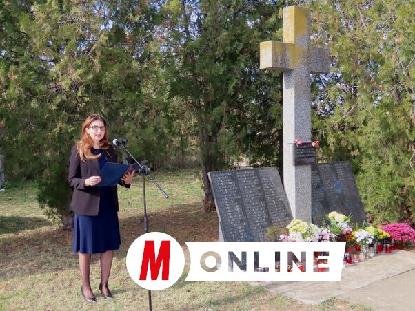 Horvát Király Andrea megemlékező beszéde a nagy keresztnél (Csincsik Zsolt felvétele)