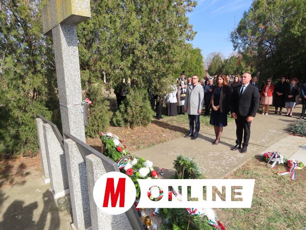 A VMSZ tisztségviselői megkoszorúzzák a moholi emlékművet (Csincsik Zsolt felvétele)