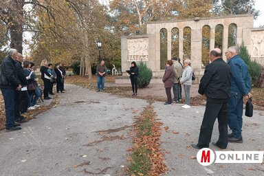 Az első világháborús áldozatok emlékművénél (Fotó: Kazinczy Paszterkó Diana felvétele)