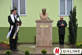 Kosztolányi Dezső mellszobrának felavatása Ludason