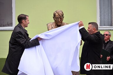 Bista Dežea Kostolanjija, koju je izradila vajarka Đerđika Sara Lantoš, postavljena je ispred kuće Kostolanjijevih u Šupljaku (fotografija Edvarda Molnara)