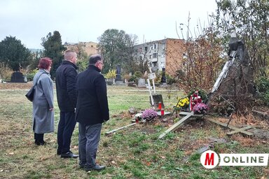 A VMSZ Újvidéki Városi Szervezetének nevében Vicsek Annamária, Bájity Borisz és Kiss Gyula koszorúzott (Fotó: Rapos Emma felvétele)