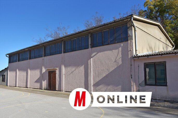 Hosszú évek után megújul a felsőhegyi kihelyezett tagozat tornatermének tetőszerkezete