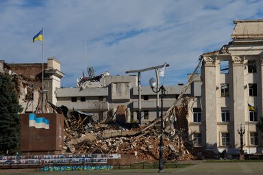 A folyamatos tüzérségi támadás következtében Herszon főterén megrongálódott a regionális közigazgatási épület (Fotó: AP via Beta)