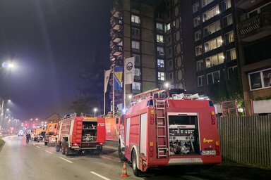 A sérültek között három rendőr és öt tűzoltó is van (Fotó: Beta)