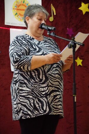 Milánovity Ottilia, a helyi Petőfi Sándor Művelődési Egyesület elnöke üdvözli az egybegyűlteket (Pászti László felvétele)