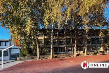 Az 1970-es években átadott épületrészen a felépítés idején beszerelt fanyílászárók cseréjét tűzték ki célul (Fotó: Herceg Elizabetta felvétele)