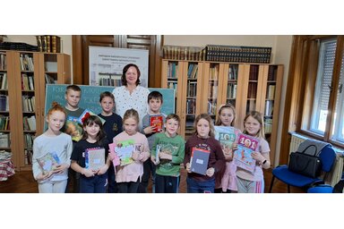 Csík Mónika a díjazottakkal/Fotó: Pintér Andrea/Szenttamási Népkönyvtár