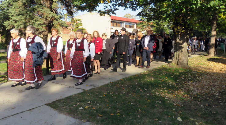 Felvonulás a falu utcáin