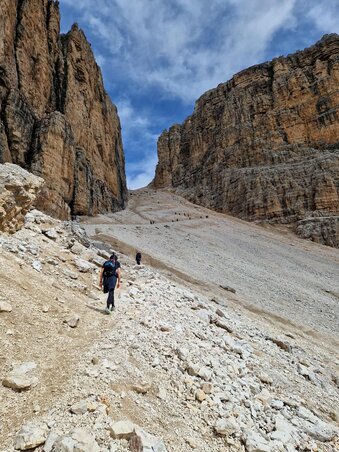 A túra meredek szakasza, ahol apró szikladarabok és kövek nehezítik az utunkat