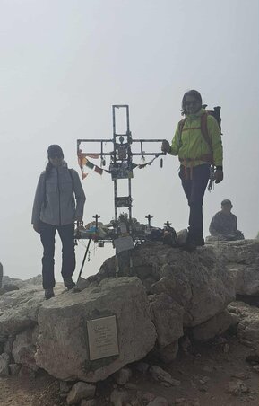 A csúcsra felérve egy kereszt várja a túrázókat