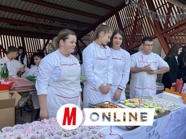 A pultokon színes sütemények sorakoztak (Vidács Hajnalka felvétele)